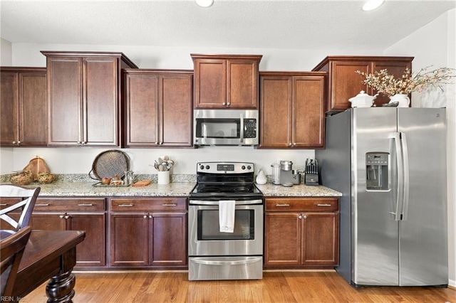525 Hanbury RD W, Chesapeake, VA 23322
