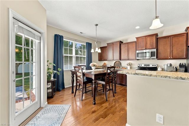525 Hanbury RD W, Chesapeake, VA 23322