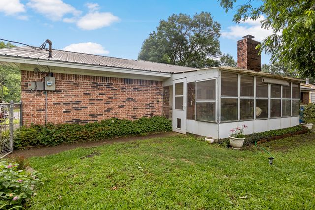 1002 S Lide Avenue, Mt Pleasant, TX 75455