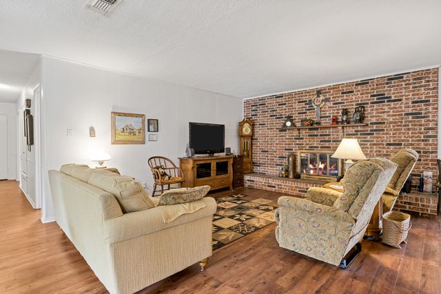 1002 S Lide Avenue, Mt Pleasant, TX 75455