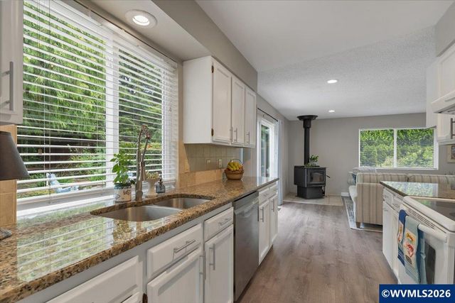 50 Ridge Pl, Depoe Bay, OR 97341