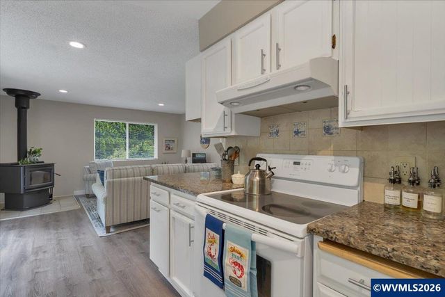 50 Ridge Pl, Depoe Bay, OR 97341
