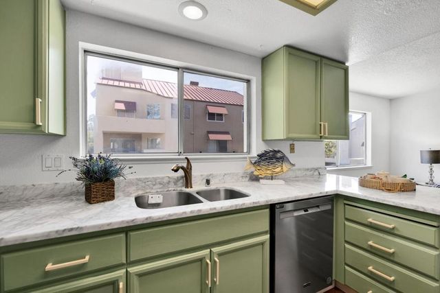 31 E Court Lane, Foster City, CA 94404