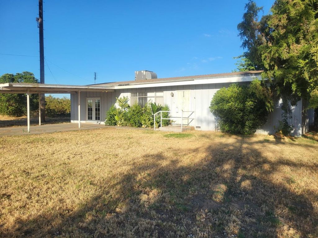 Image 3 of property listing at 11597 S Academy Avenue, Selma, CA 93662