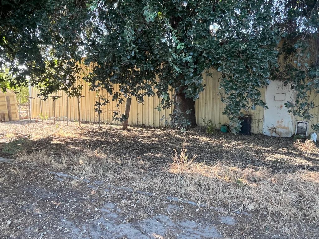 Image 37 of property listing at 11597 S Academy Avenue, Selma, CA 93662