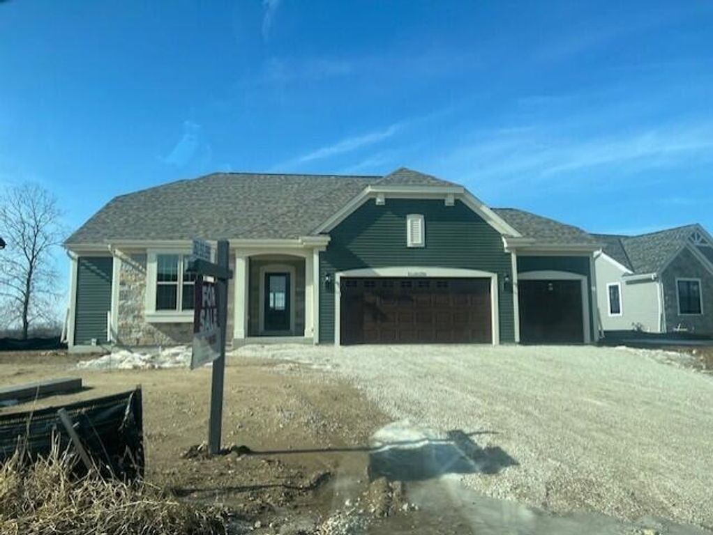 W251N2399 Valleyview CIRCLE, Pewaukee, WI 53072