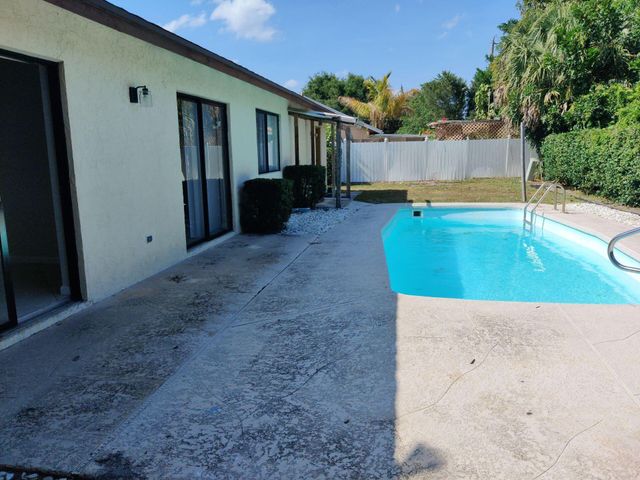 609 White Water Drive, West Palm Beach, FL 33413