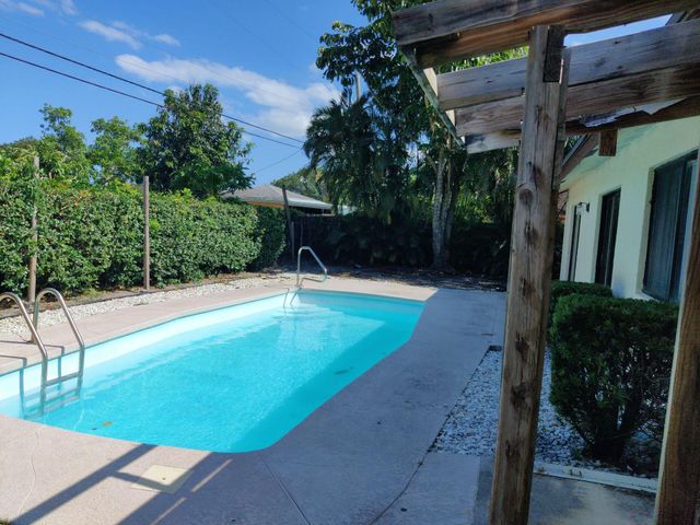 609 White Water Drive, West Palm Beach, FL 33413