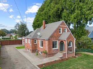 707 3RD St, Woodland, WA 98674