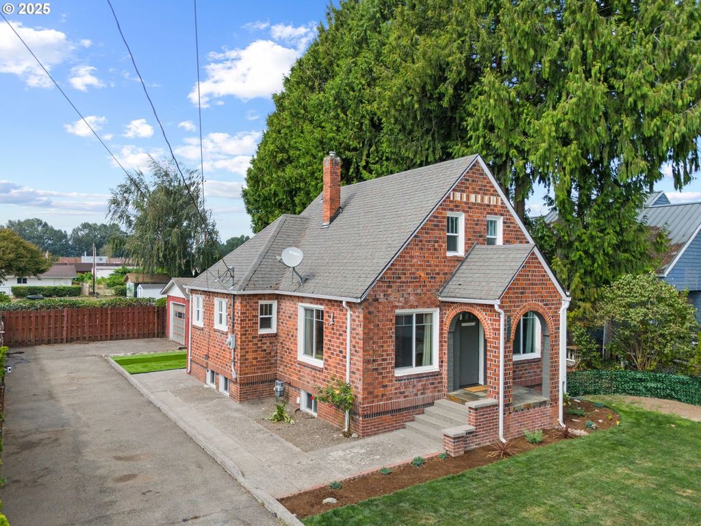 707 3RD St, Woodland, WA 98674