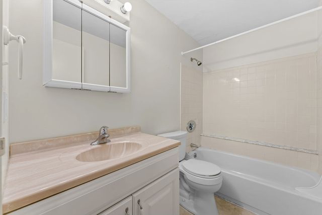 8 Post Oak Ln 20, Natick, MA 01760