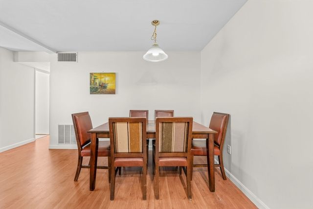 8 Post Oak Ln 20, Natick, MA 01760