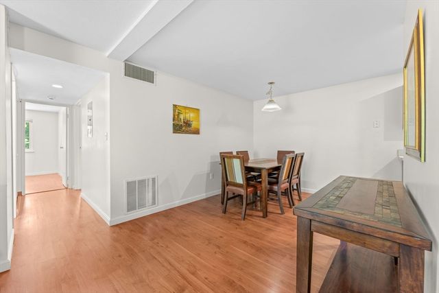 8 Post Oak Ln 20, Natick, MA 01760