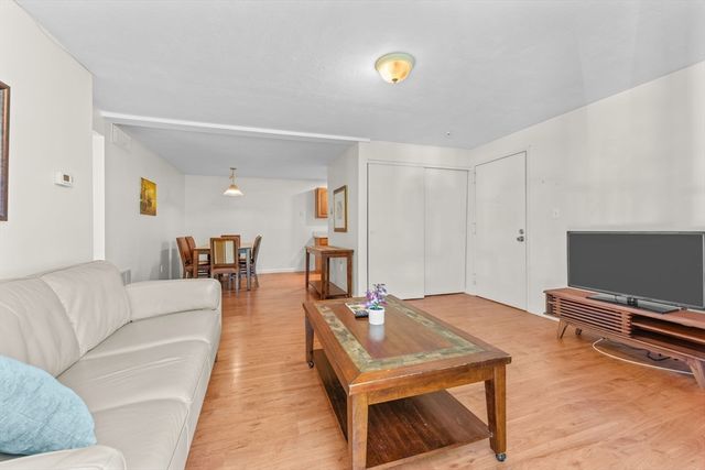8 Post Oak Ln 20, Natick, MA 01760