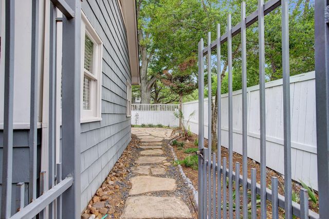 2228 Addison Road, Houston, TX 77030