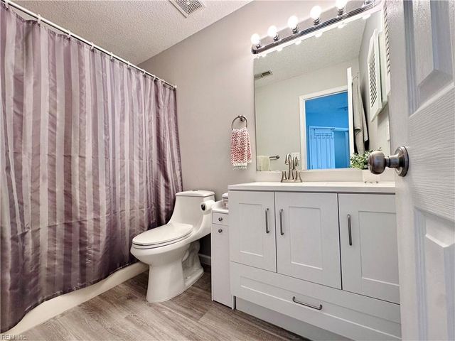 6200 Oakglen DR, Suffolk, VA 23435