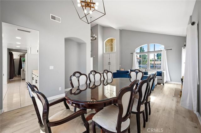 17543 Saticoy St, Northridge, CA 91325