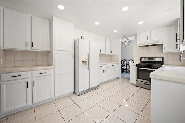 17543 Saticoy St, Northridge, CA 91325
