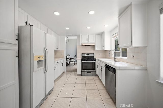 17543 Saticoy St, Northridge, CA 91325