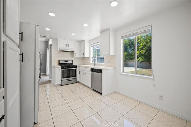 17543 Saticoy St, Northridge, CA 91325