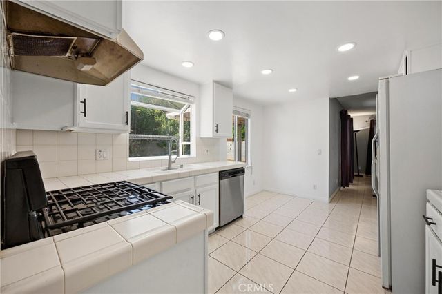 17543 Saticoy St, Northridge, CA 91325