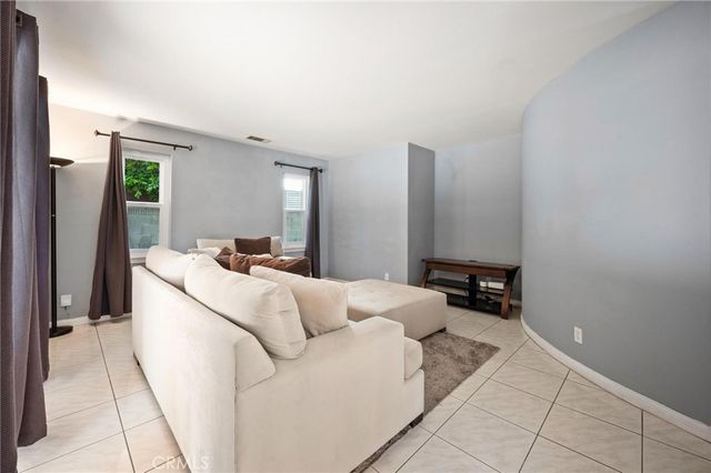 17543 Saticoy St, Northridge, CA 91325