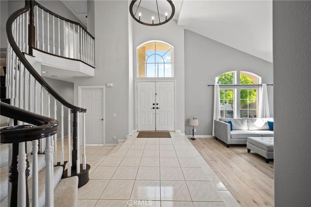 17543 Saticoy St, Northridge, CA 91325