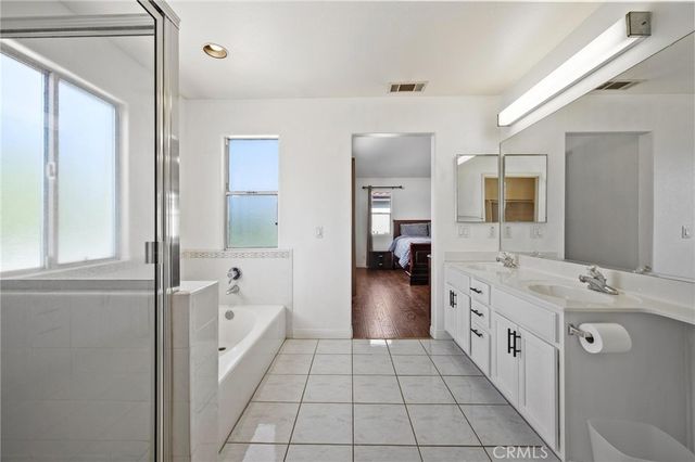 17543 Saticoy St, Northridge, CA 91325