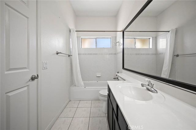17543 Saticoy St, Northridge, CA 91325