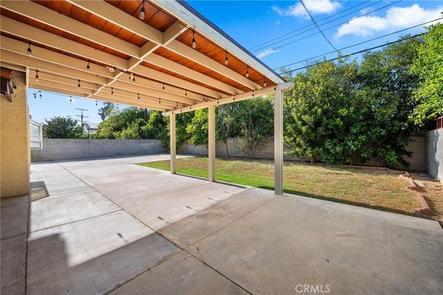 17543 Saticoy St, Northridge, CA 91325