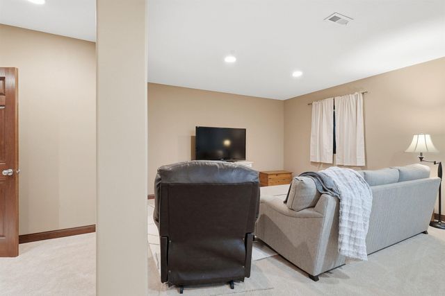 5017 Gilbertville Road, Waterloo, IA 50701