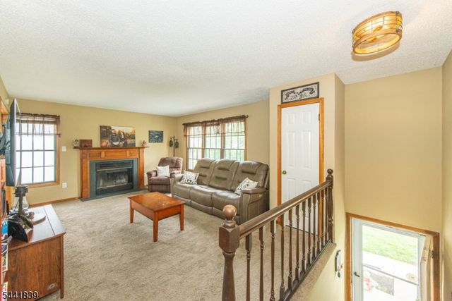 86 Burlington Ct, Hamburg Boro, NJ 07419