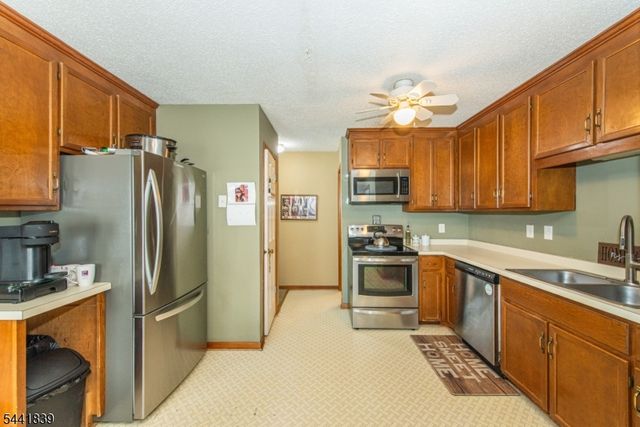 86 Burlington Ct, Hamburg Boro, NJ 07419