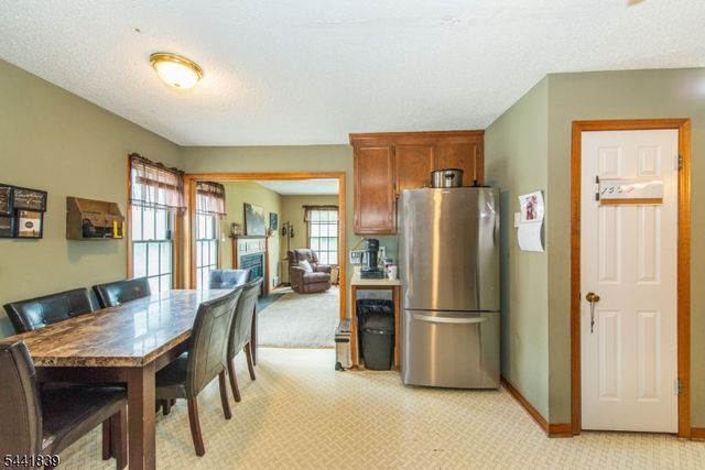 86 Burlington Ct, Hamburg Boro, NJ 07419