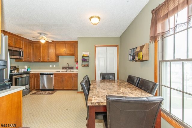 86 Burlington Ct, Hamburg Boro, NJ 07419