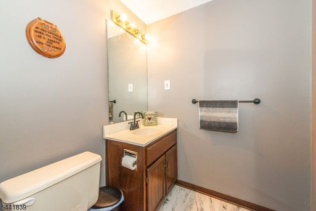 86 Burlington Ct, Hamburg Boro, NJ 07419