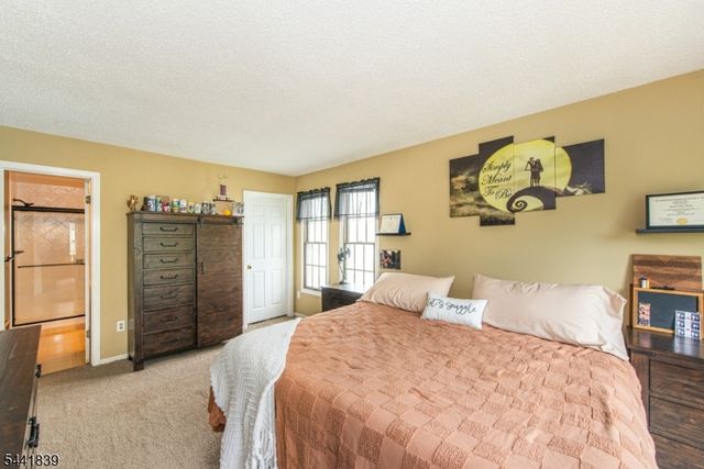 86 Burlington Ct, Hamburg Boro, NJ 07419
