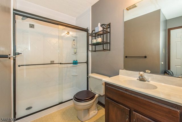 86 Burlington Ct, Hamburg Boro, NJ 07419