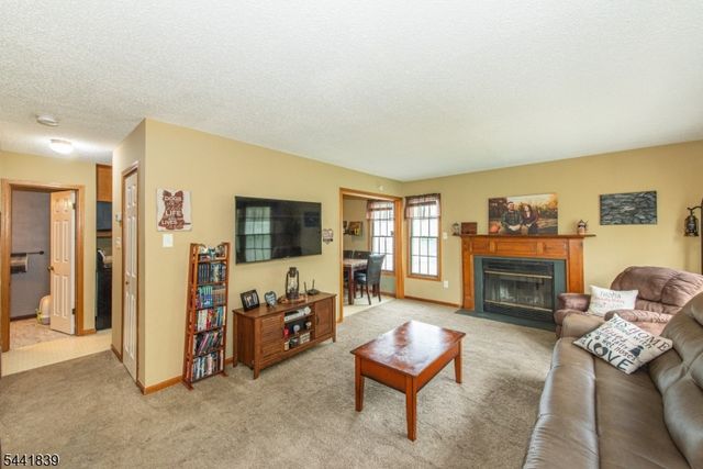86 Burlington Ct, Hamburg Boro, NJ 07419