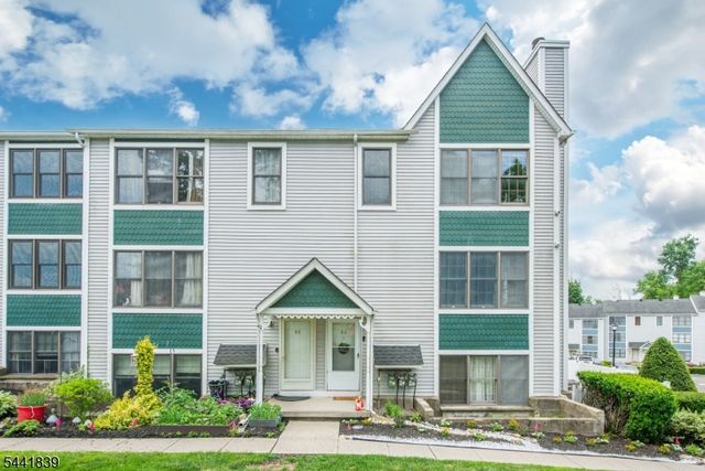 86 Burlington Ct, Hamburg Boro, NJ 07419