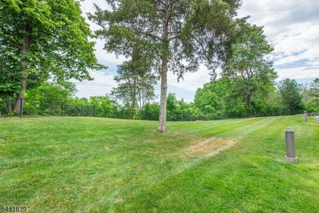 86 Burlington Ct, Hamburg Boro, NJ 07419