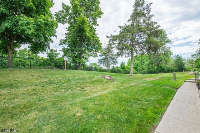 86 Burlington Ct, Hamburg Boro, NJ 07419