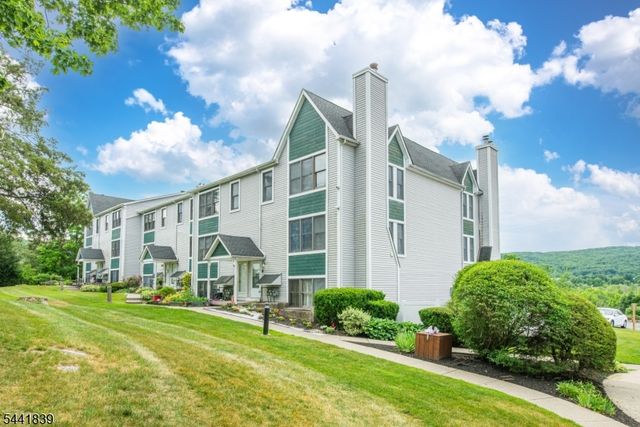 86 Burlington Ct, Hamburg Boro, NJ 07419
