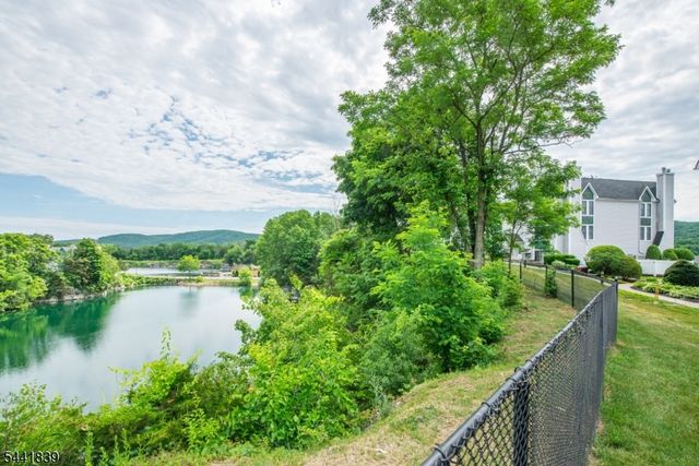 86 Burlington Ct, Hamburg Boro, NJ 07419