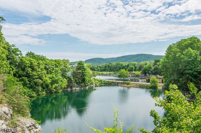 86 Burlington Ct, Hamburg Boro, NJ 07419