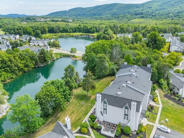 86 Burlington Ct, Hamburg Boro, NJ 07419