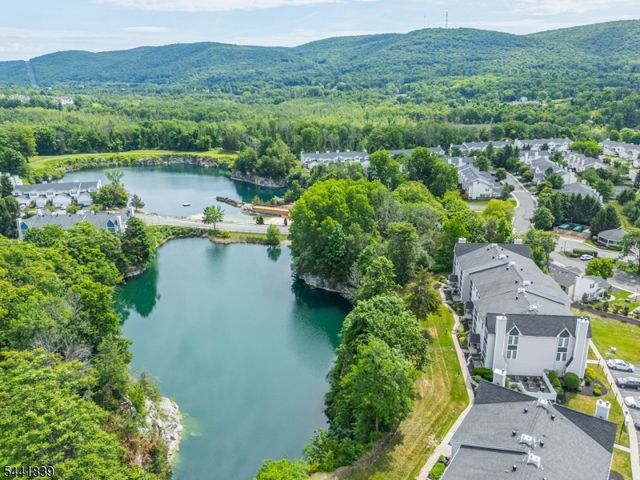 86 Burlington Ct, Hamburg Boro, NJ 07419