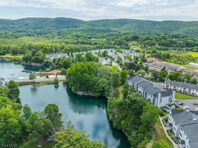 86 Burlington Ct, Hamburg Boro, NJ 07419