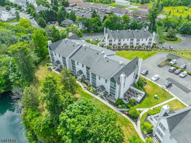 86 Burlington Ct, Hamburg Boro, NJ 07419