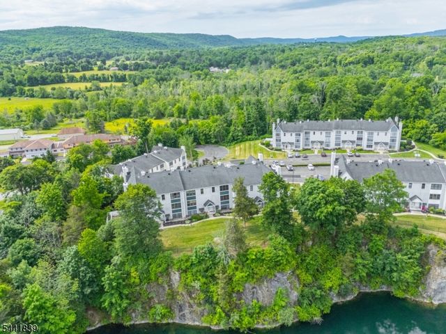 86 Burlington Ct, Hamburg Boro, NJ 07419
